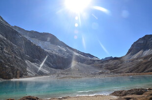 高山蓝湖映耀灿烂阳光