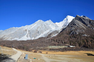 雪山下的开阔道路景观