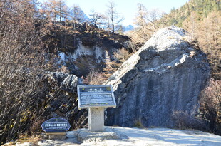 山间石碑处的冬日景致