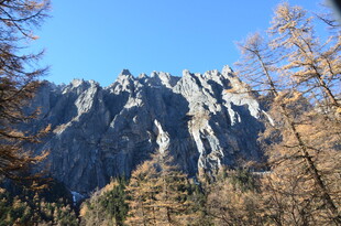 秋日山林中的巍峨山峰