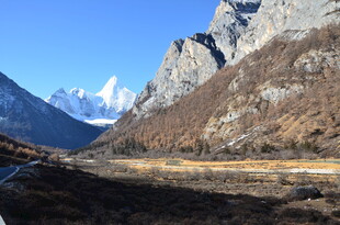 山间公路 壮丽雪山之景