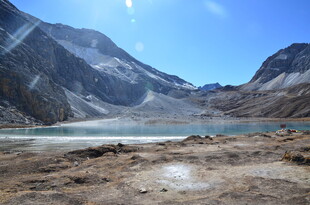 高山湖泊壮丽自然风光