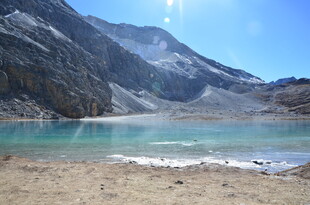 高山下的澄澈蓝湖