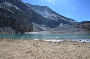 高山下的清澈湖泊