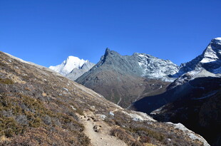 山间徒步路线 壮美雪山景