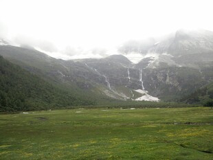 云雾缭绕的山间绿野景观