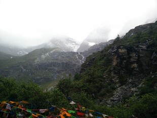 山间经幡 云雾缭绕之景