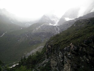 云雾缭绕的山间美景