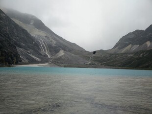 云雾环绕的山间蓝湖