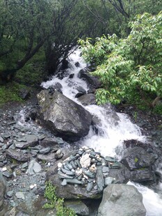 山间溪流穿石而过