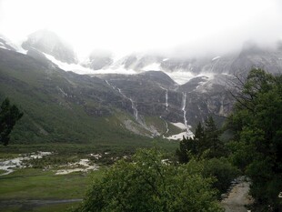 山间云雾缭绕的壮美瀑布