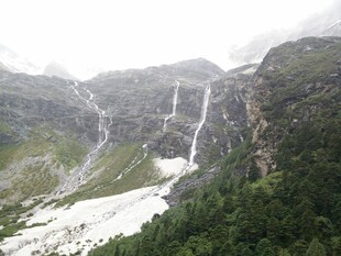 山间瀑布与积雪景观
