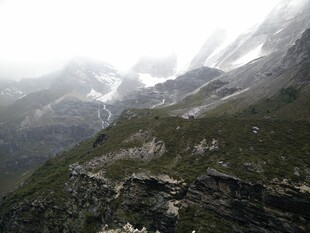 云雾缭绕的壮美山峦