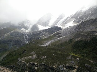 云雾缭绕的壮丽雪山景观