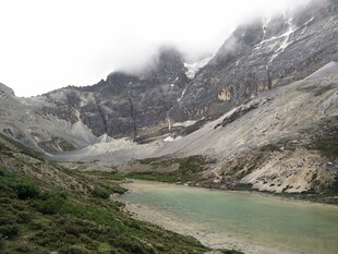山间湖泊与壮丽雪山景观