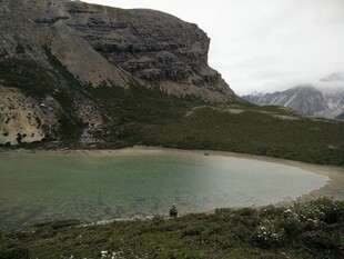 山间幽美湖泊景色
