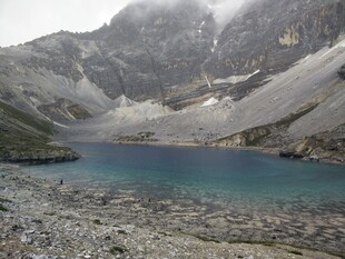 山间幽蓝湖泊美景
