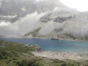 山间蓝湖 云雾缭绕美景