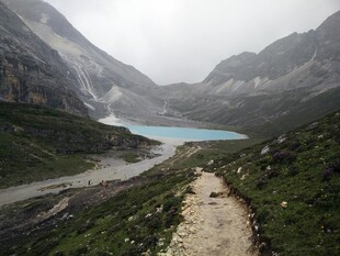 山间小径旁的蓝湖美景