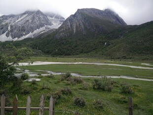 山间绿野与蜿蜒河流之景