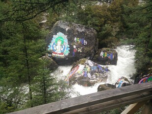 山间彩绘巨石 灵动景致