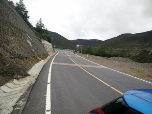 山间公路行驶视角