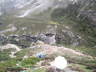 高山户外露营场景