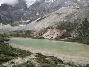 山间碧湖自然风光