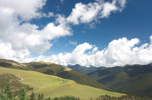 蓝天白云下的壮美山峦