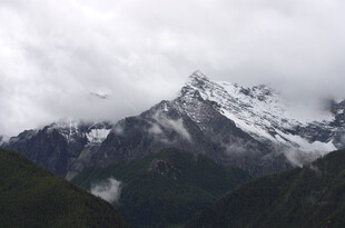 云雾缭绕的壮丽雪山