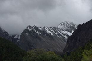 云雾缭绕的巍峨雪山