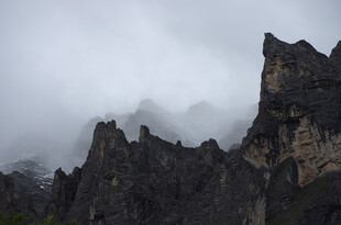 云雾缭绕的险峻山峰