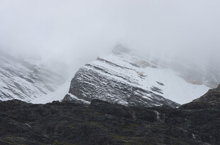 云雾缭绕的巍峨雪山