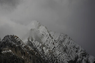 云雾缭绕的巍峨雪山