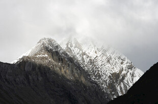 巍峨雪山云雾缭绕之景