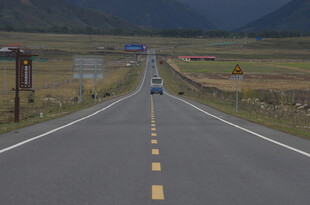 公路伸向远方的开阔景象
