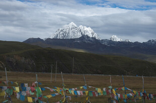 雪山下的五彩经幡景观