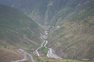 山间蜿蜒公路俯瞰美景