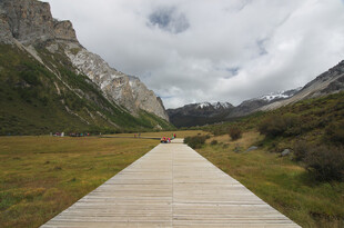 山间木栈道 自然风光美
