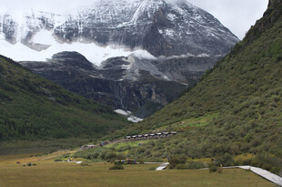 雪山下的山谷美景