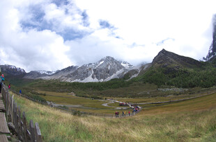 山间美景 旅人漫步绿野