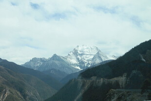 壮丽雪山与连绵山脉景色