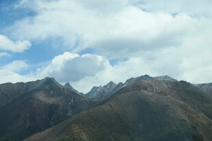 壮丽山景与蓝天白云