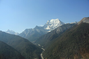 壮丽雪山山谷风光