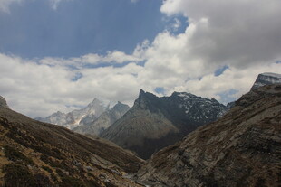 壮丽雪山山谷风景