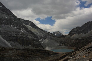 高山湖泊壮丽自然景观