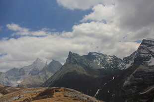 壮丽巍峨的高山风景
