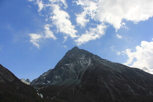 巍峨高山与蓝天白云