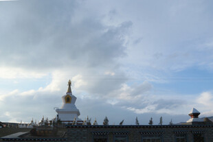 白塔矗立在蓝天白云下