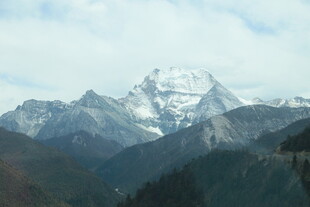 壮丽雪山巍峨山峦景观